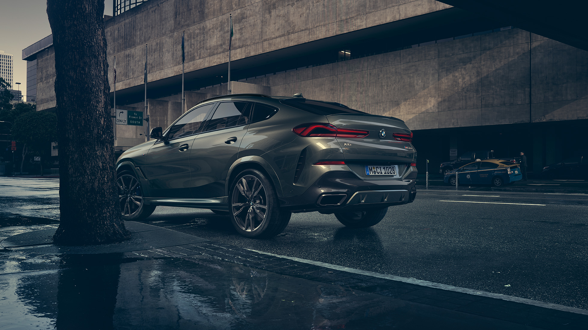 BMW X6 eksteriør. BMW X6 set bagfra let drejet foran et urbant miljø.
