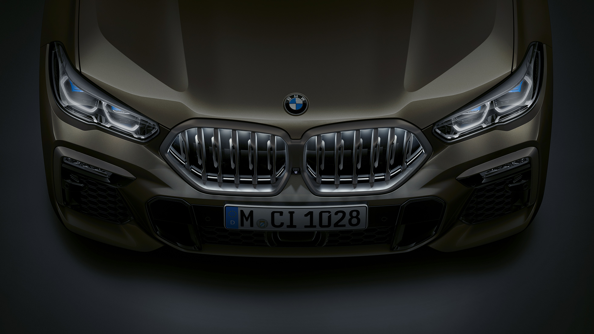 BMW X6 front. Nærbillede af fronten på BMW X6 med BMW nyre ‘Iconic Glow’ set i fugleperspektiv.