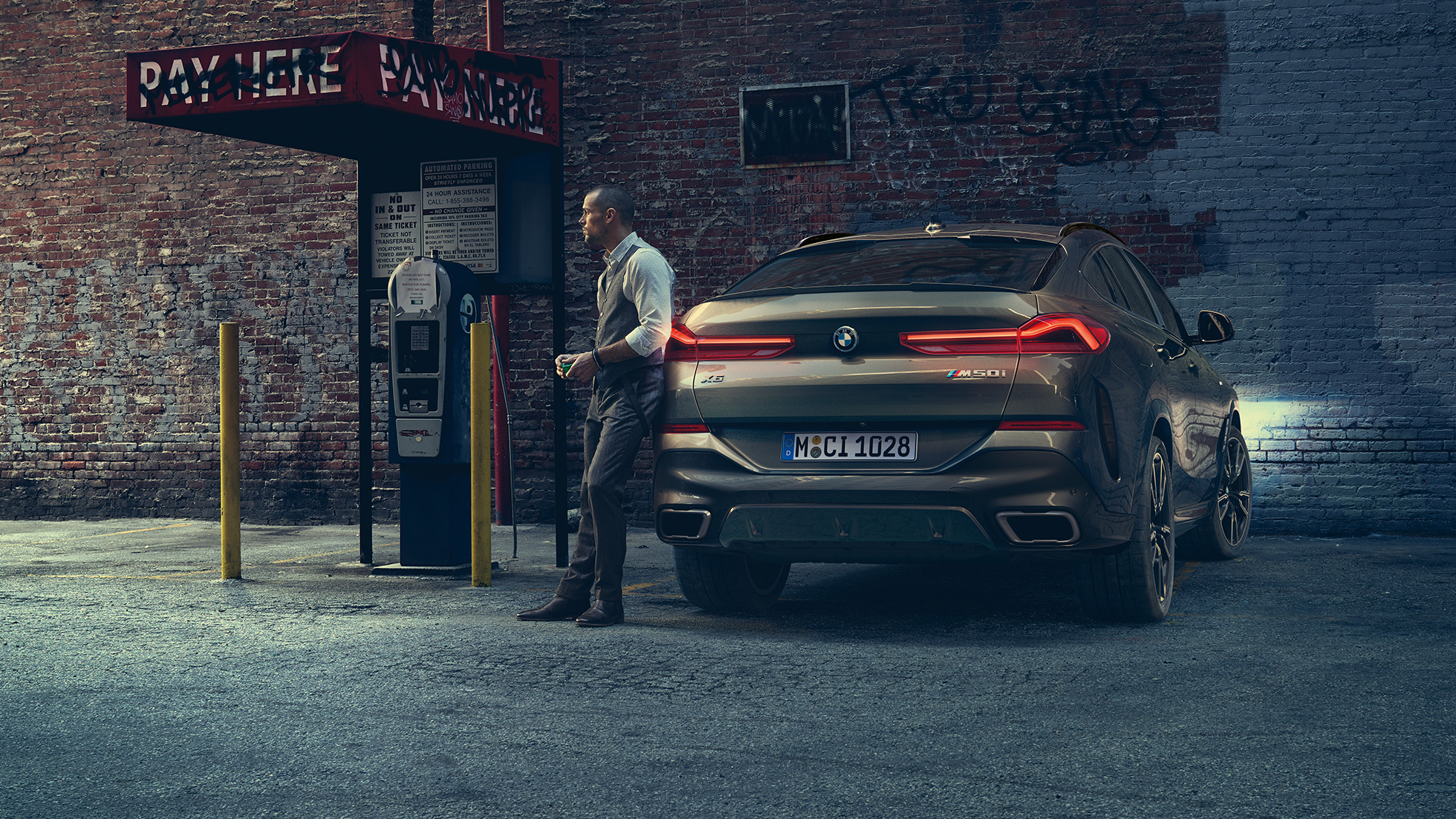 BMW X6 bagfra. BMW X6 set bagfra foran et urbant miljø.