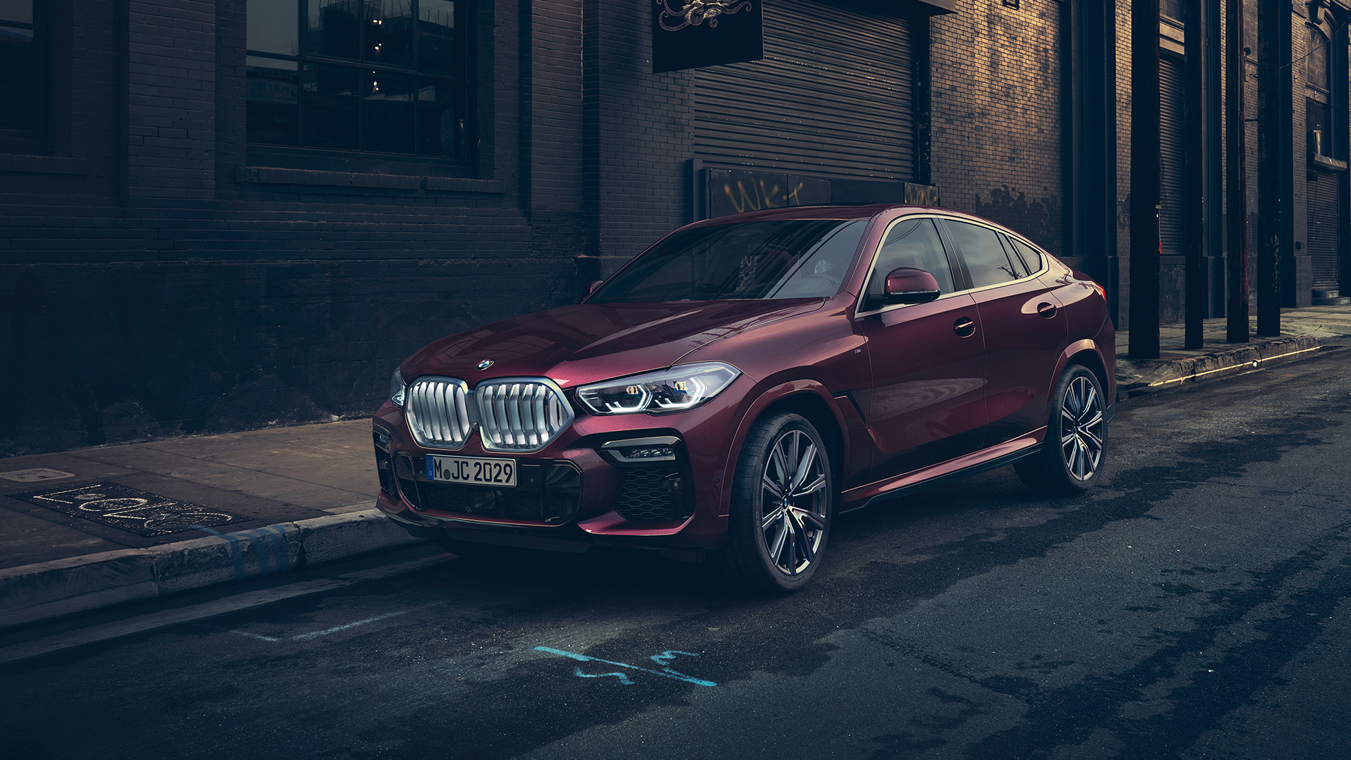 BMW X6 Individual eksteriør. BMW X6 Individual stående set forfra let drejet.