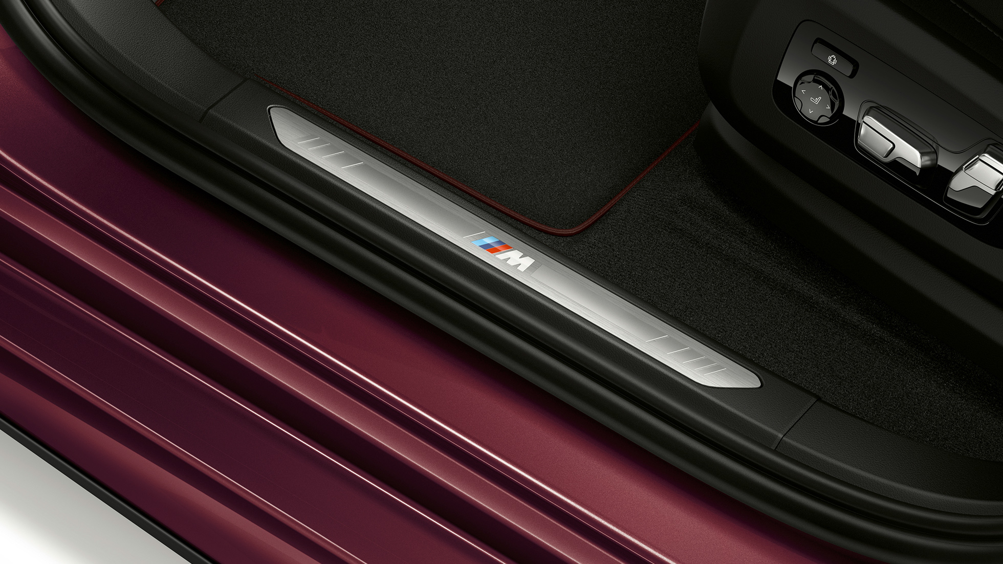 BMW X6 Individual indstigningsliste. BMW X6 Individual interiør med nærbillede af indstigningslisten.