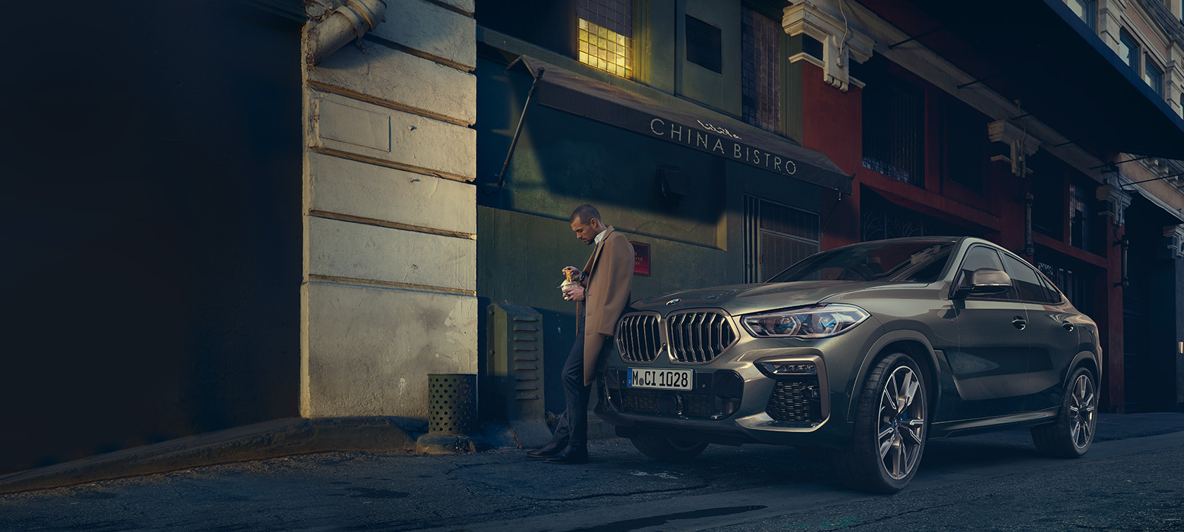 BMW X6 set bagfra let drejet kørende BMW X6 G06 2021 Manhatten metallic set bagfra let drejet kørende