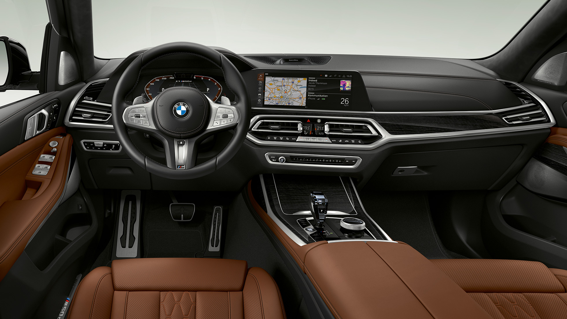 BMW X7, BMW X7 M50d, cockpit Nærbillede forfra af cockpit i førersiden af BMW X7 med BMW X7 M50d-udstyrspakke