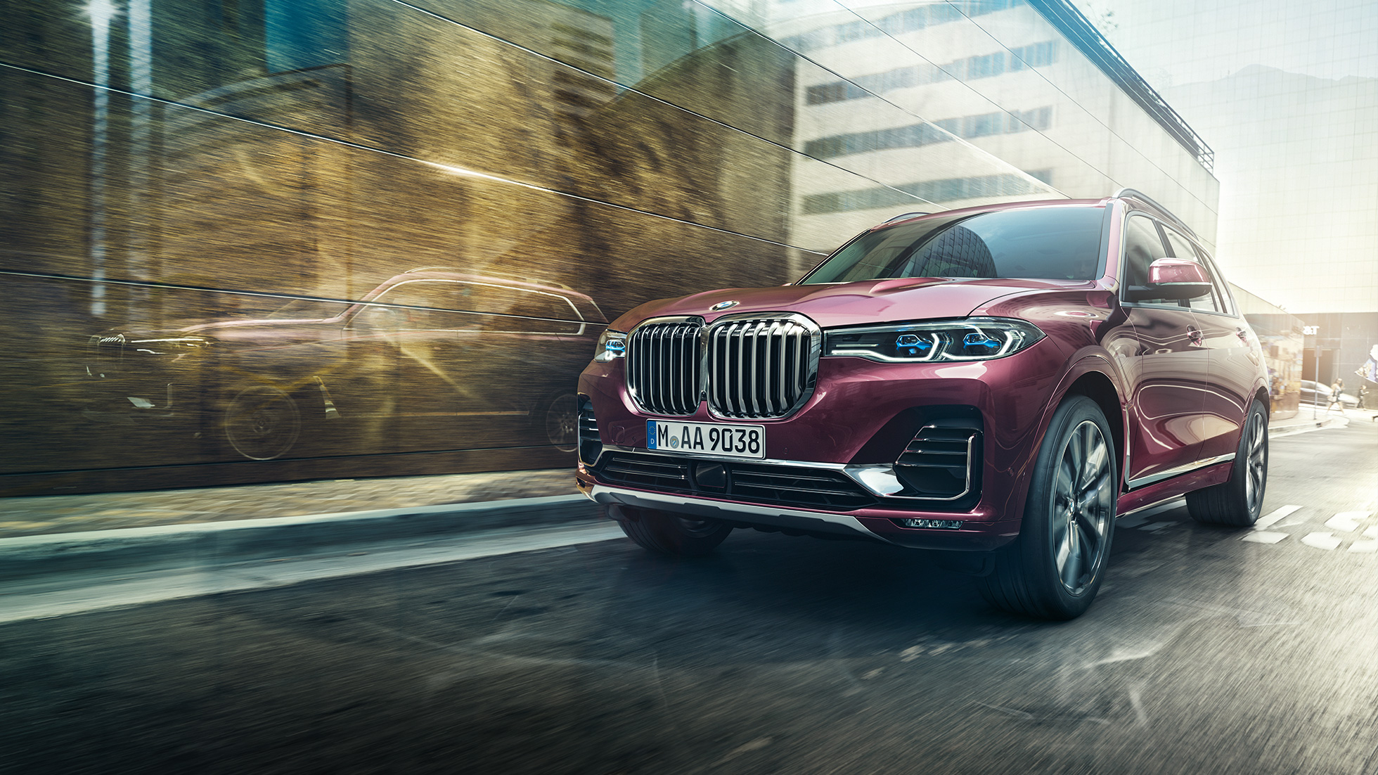BMW Individual X7 xDrive40i, set forfra let drejet Kørende BMW X7 i Ametrin Metallic, set forfra let drejet