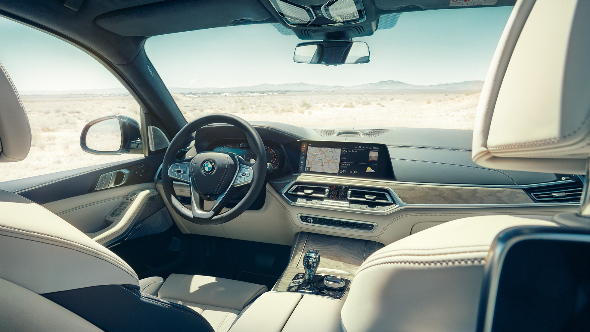 BMW Live Cockpit Professional BMW Live Cockpit Professional: set bagfra ind på første sæderække med fokus på rat og instrumentpanel