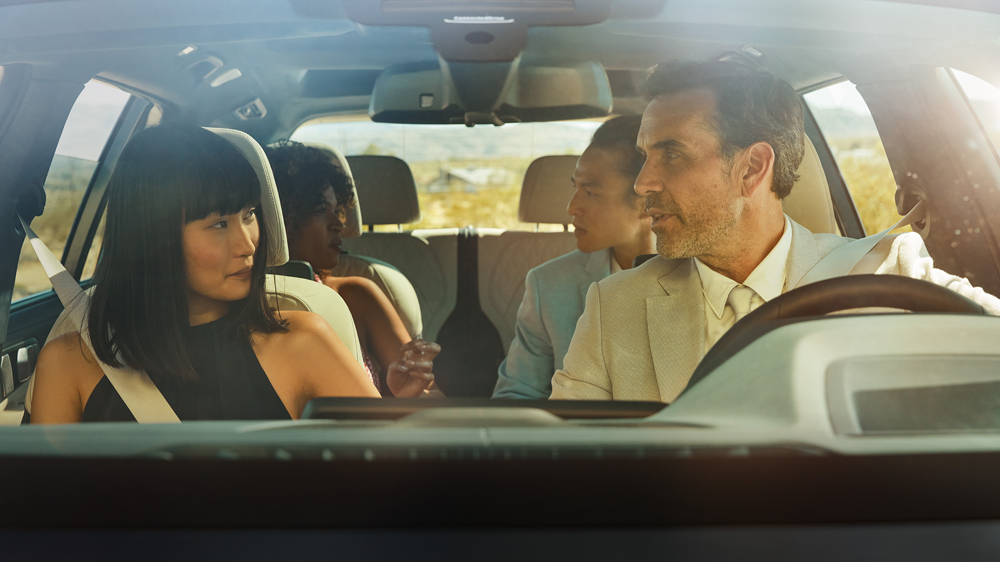 BMW Gesture Control Mand og kvinde sidder i bil, kvinden bruger Gesture Control-funktionen