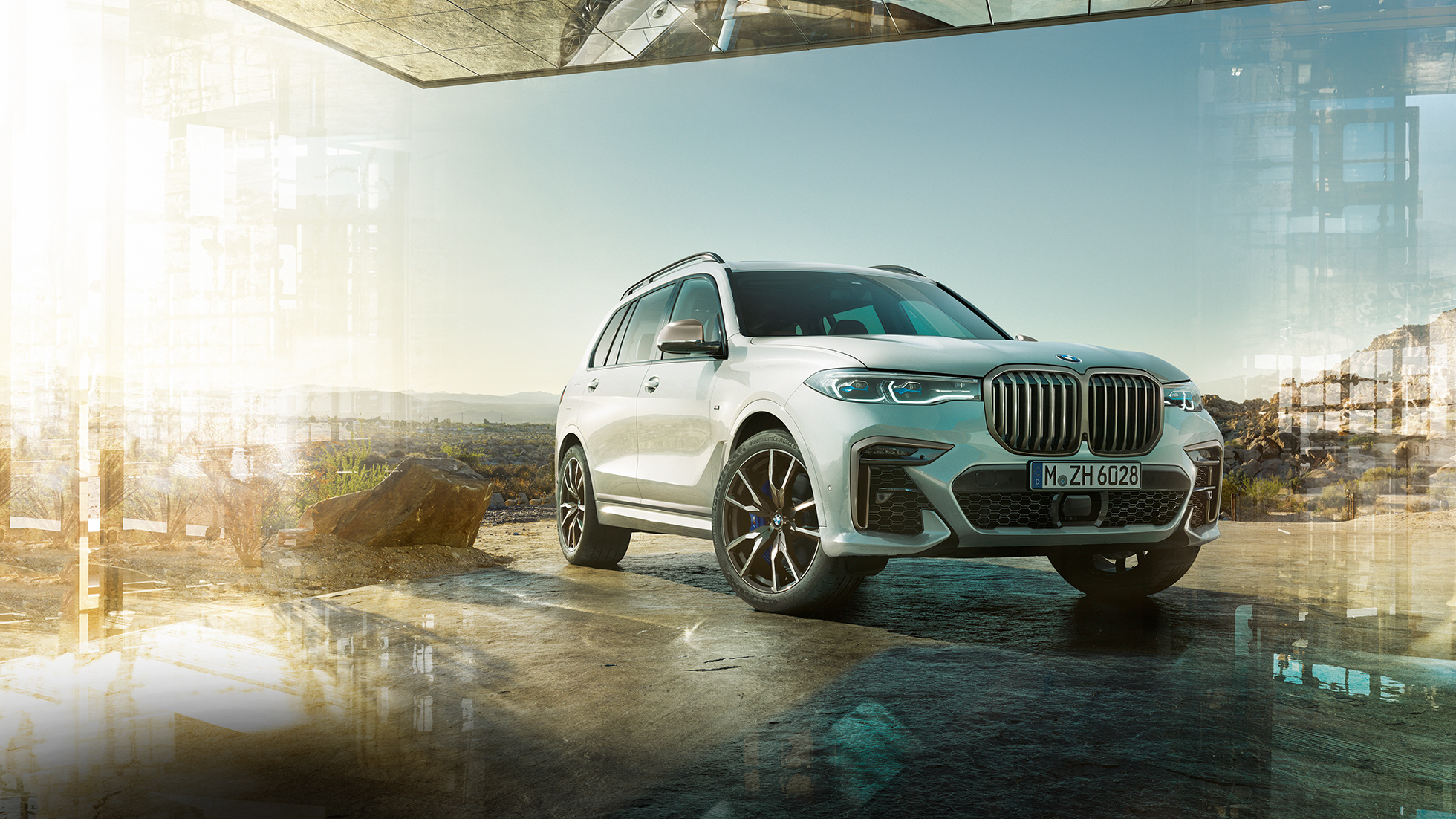 BMW X7 M50d, set forfra let drejet BMW X7 M50d: stillestående hvid BMW X7 set forfra let drejet