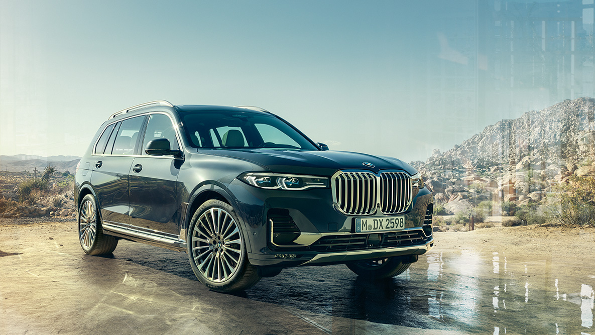 BMW X7 udvendigt, set forfra let drejet BMW X7 udvendigt: set forfra let drejet med ørkenlandskab i baggrunden