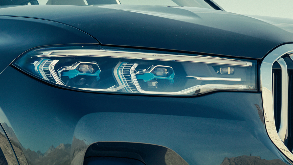 BMW laserlys BMW laserlys: nærbillede af fronten på BMW X7set forfra let drejet