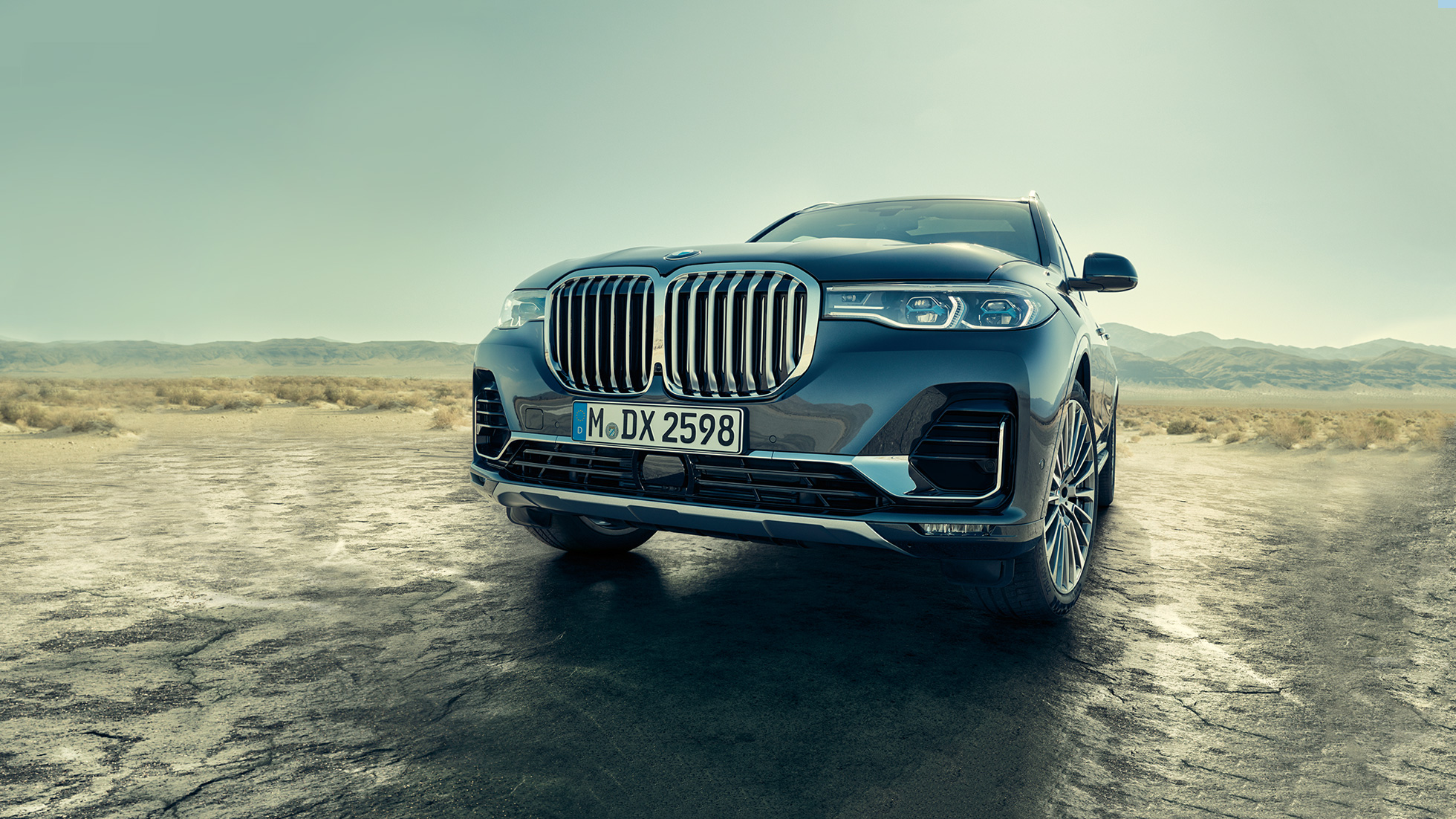 BMW X7 udvendigt: set skråt nedefra BMW X7 udvendigt: fronten set skråt nedefra