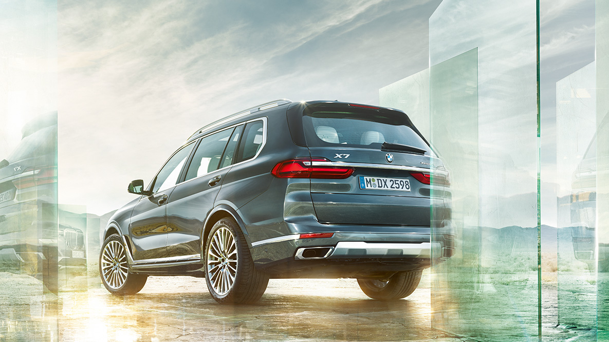 BMW X7 kørekomfort og køredynamik BMW X7 set bagfra let drejet foran abstrakt baggrund