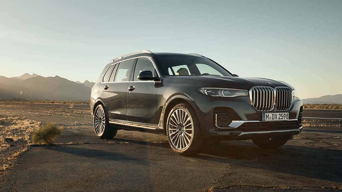 Executive Drive Pro Executive Drive Pro: BMW X7 set forfra let drejet, med ørkenlandskab i baggrunden