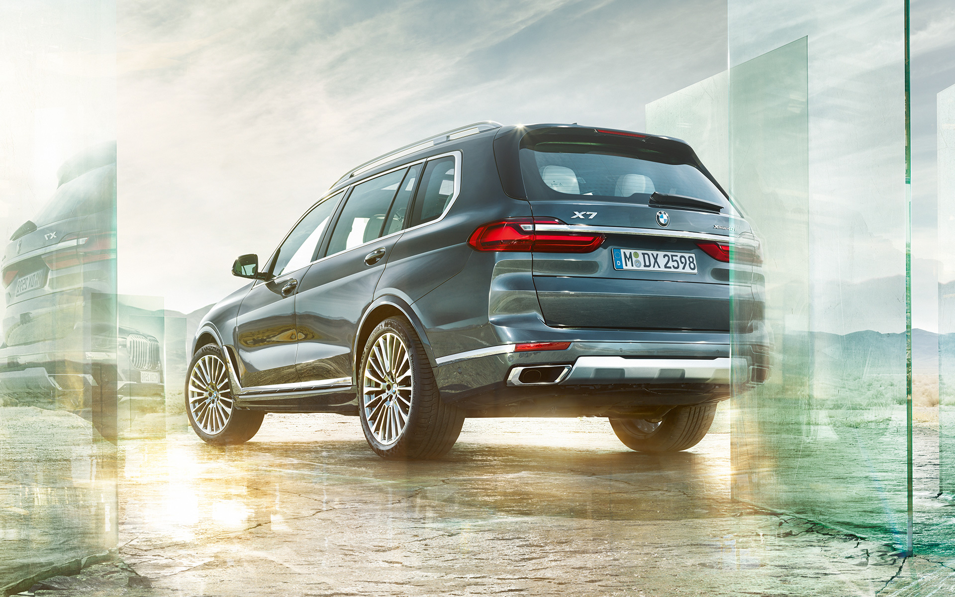 BMW X7 G07 2019 set bagfra let drejet i frøperspektiv BMW X7 G07 2019 set bagfra let drejet i frøperspektiv