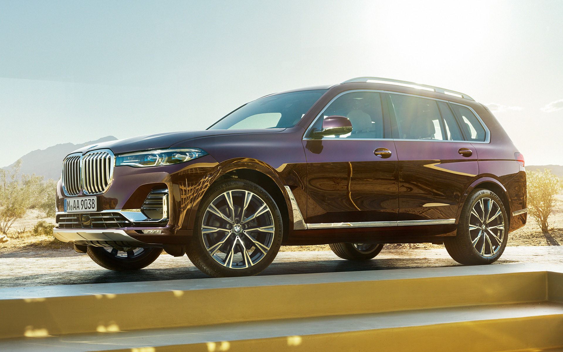 BMW X7 Individual xDrive40i G07 2018 Ametrin metallic set fra siden stående foran et ørkenlandskab BMW X7 Individual xDrive40i G07 2018 Ametrin metallic set fra siden stående foran et ørkenlandskab