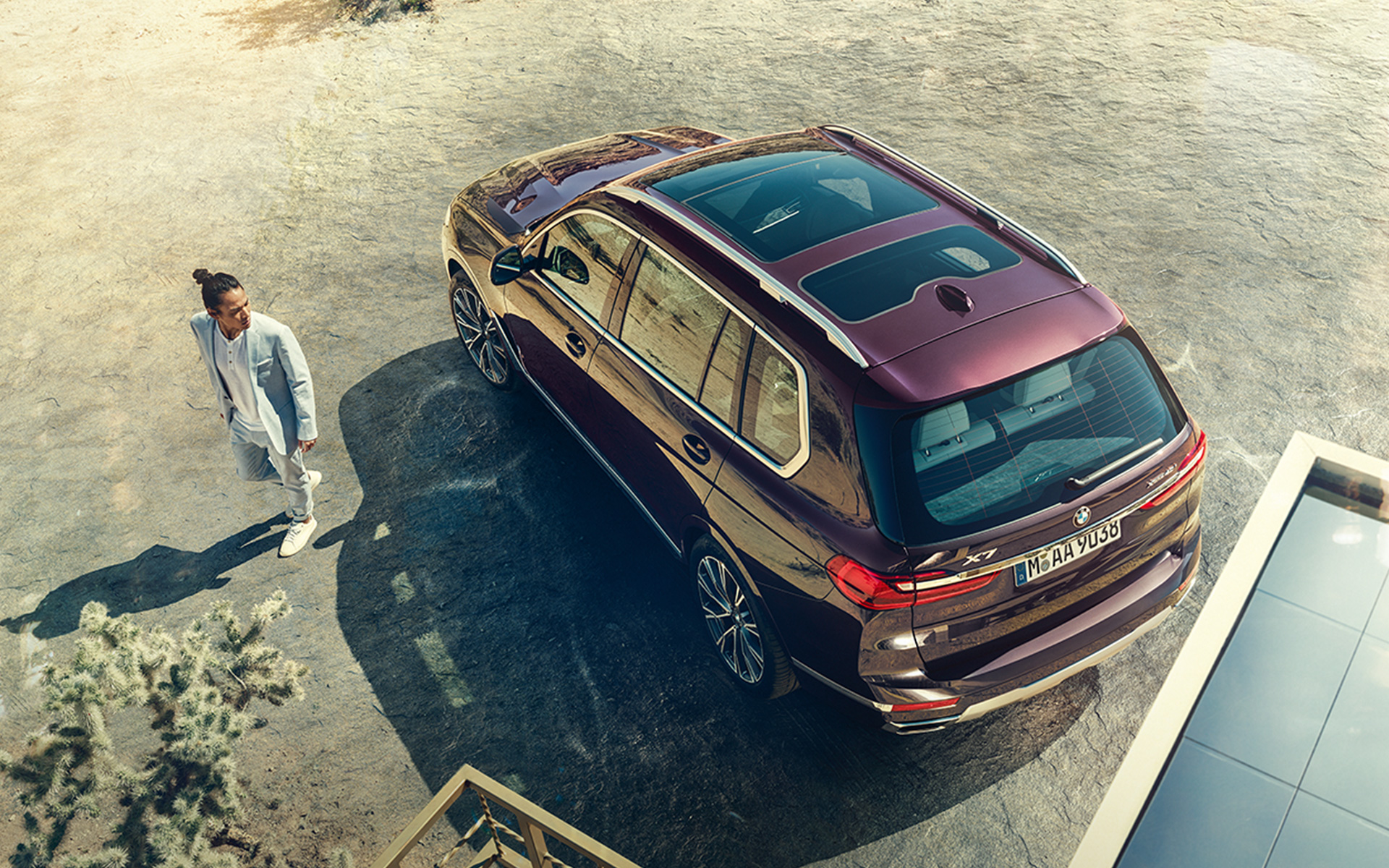 BMW X7 Individual xDrive40i G07 2018 Ametrin metallic i fugleperspektiv med model BMW X7 Individual xDrive40i G07 2018 Ametrin metallic i fugleperspektiv med model