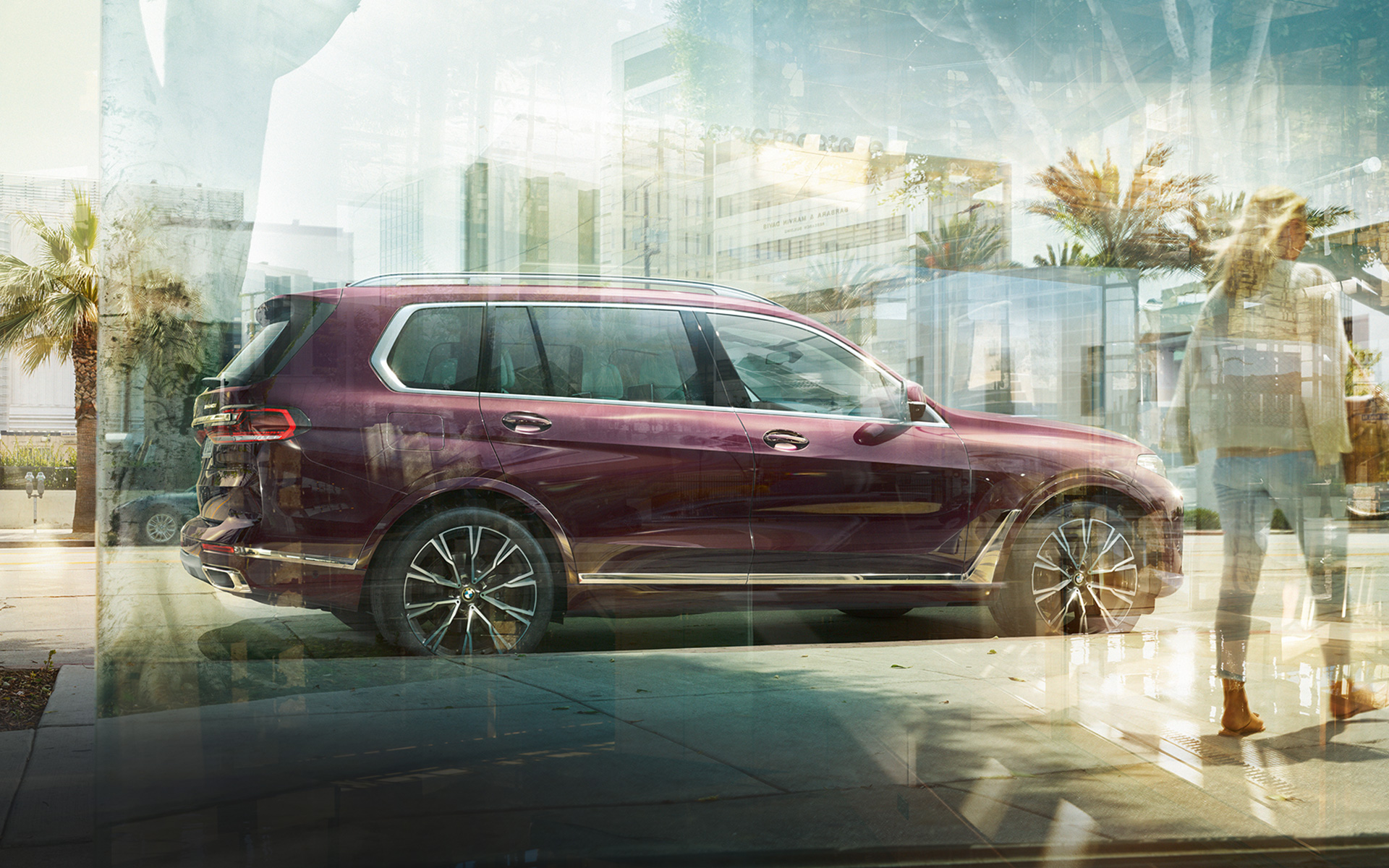 BMW X7 Individual xDrive40i G07 2018 Ametrin metallic set fra siden under parkering i urbane omgivelser BMW X7 Individual xDrive40i G07 2018 Ametrin metallic set fra siden under parkering i urbane omgivelser
