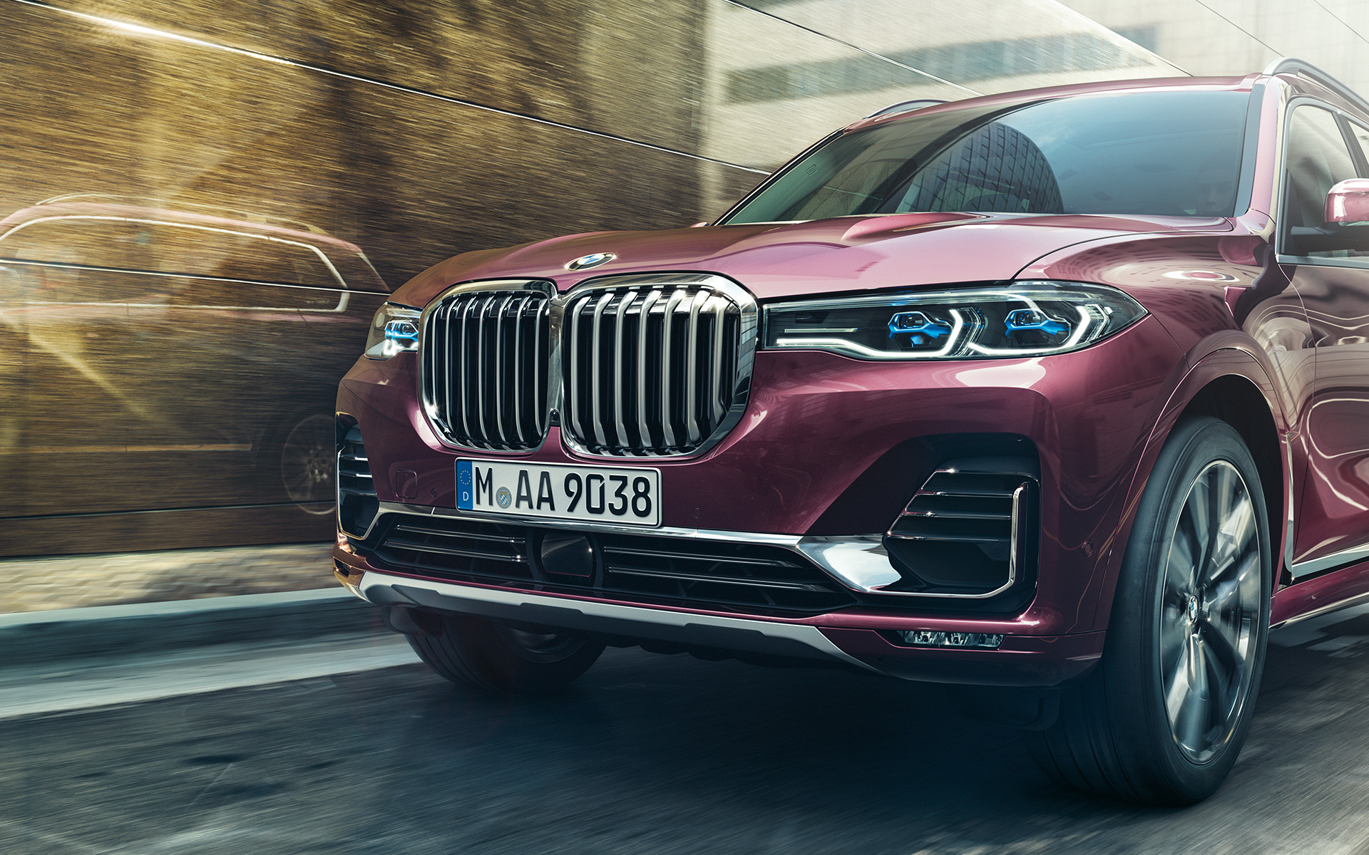 BMW X7 Individual xDrive40i G07 2018 Ametrin metallic set forfra let drejet kørende BMW X7 Individual xDrive40i G07 2018 Ametrin metallic set forfra let drejet kørende