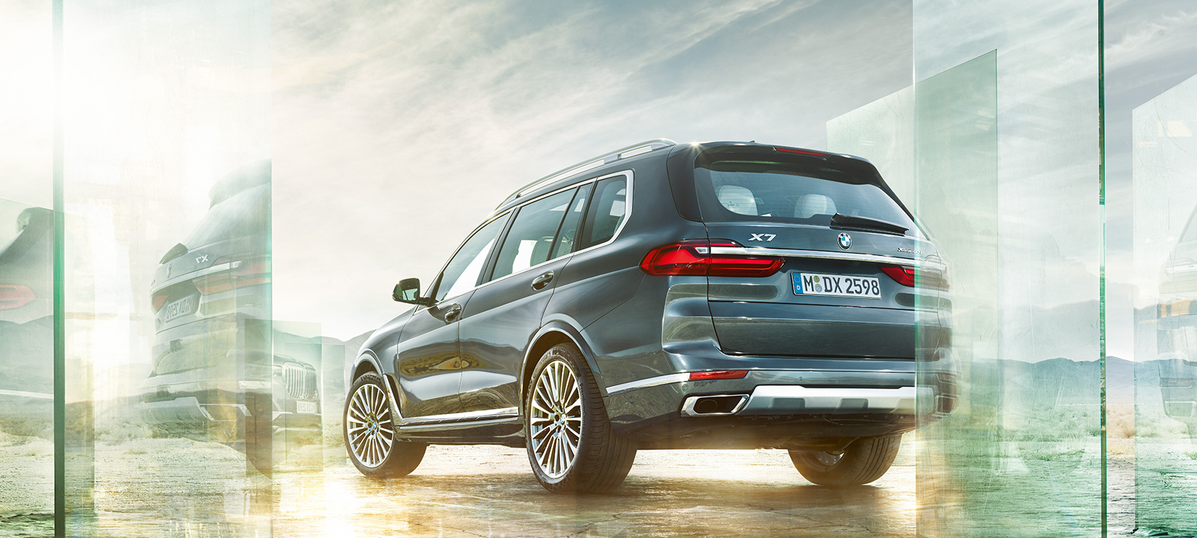 BMW X7 set bagfra let drejet kørende BMW X7 G07 2019 Arctic Grey set bagfra let drejet kørende