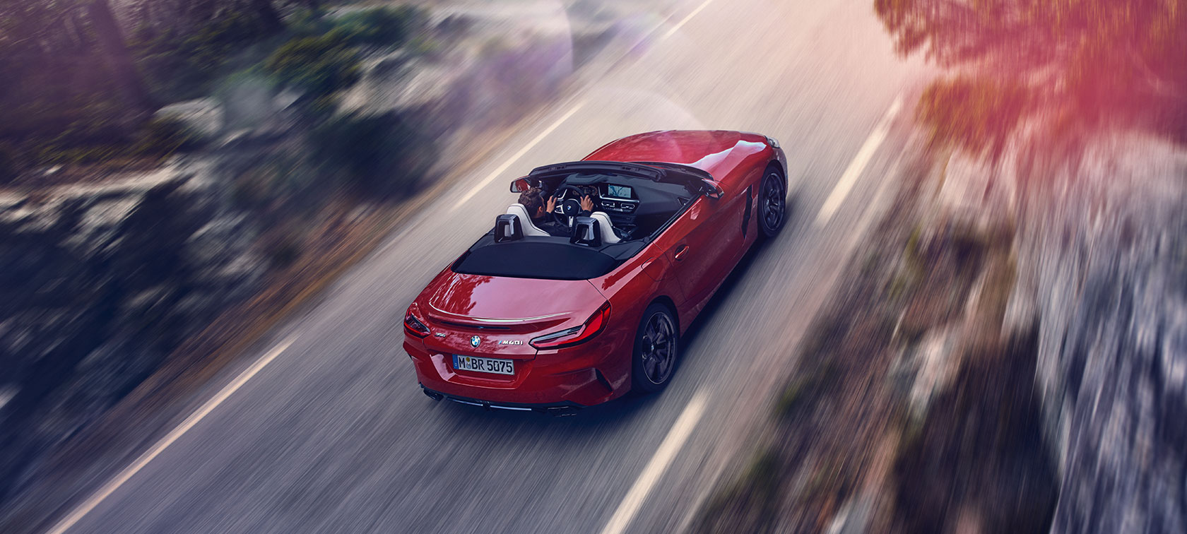 Kørende BMW Z4 Roadster fra fugleperspektiv Kørende BMW Z4 Roadster fra fugleperspektiv