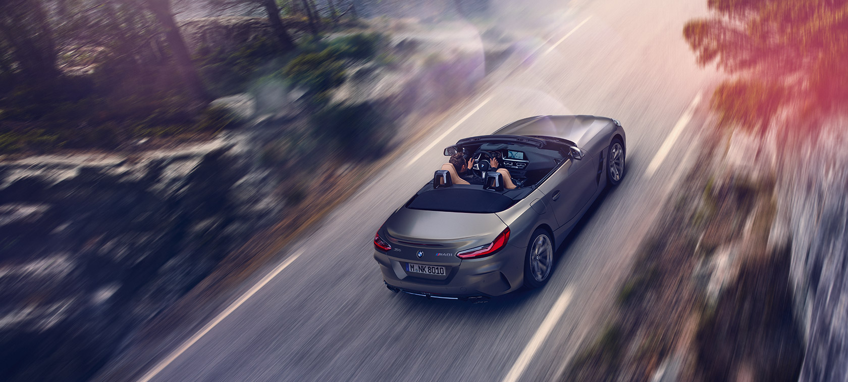 BMW Z4 Roadster kørende i et bjerglandskab BMW Z4 Roadster kørende i et bjerglandskab