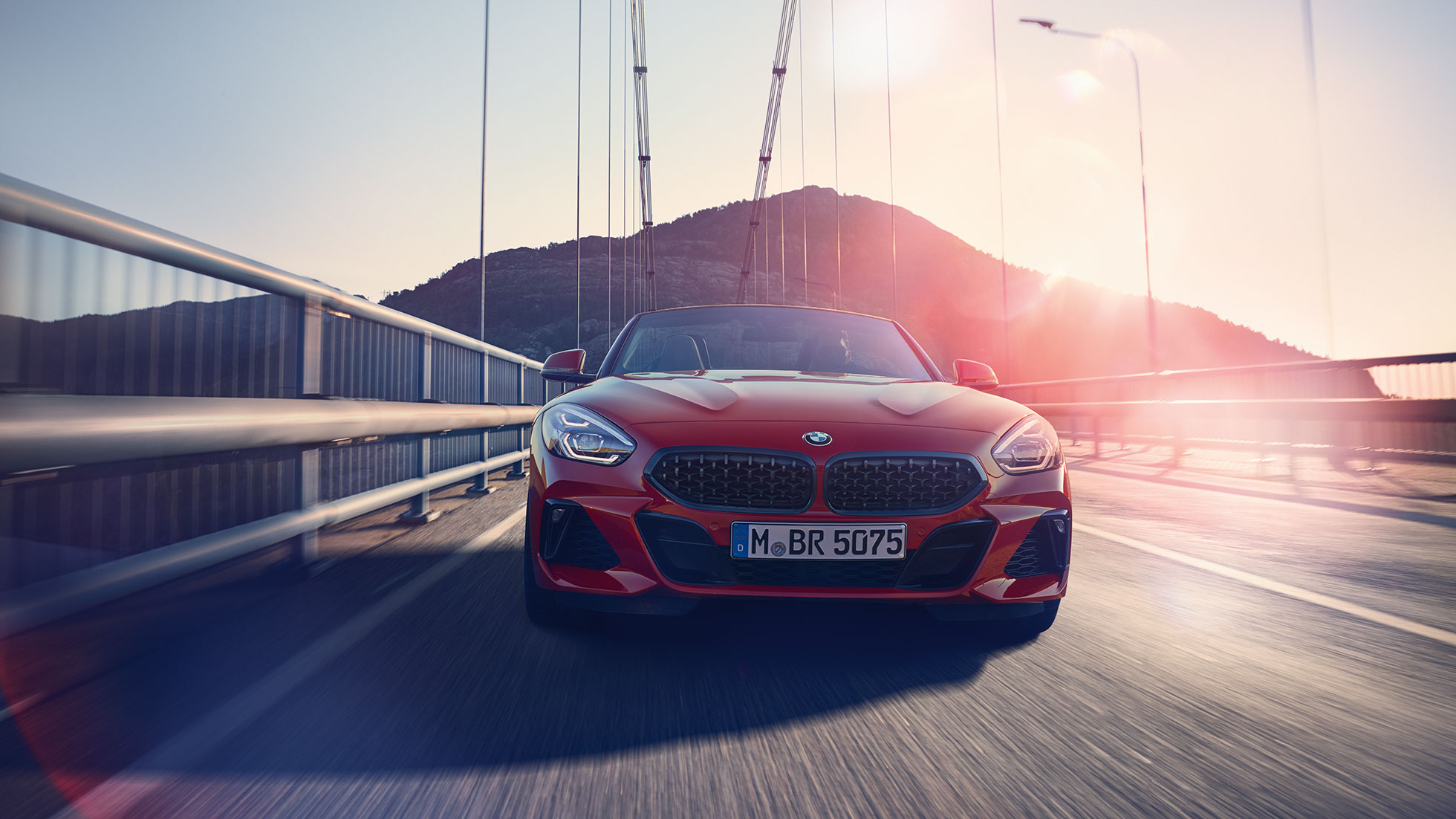 BMW Z4 Roadster på en bro Billede af BMW Z4 Roadster på en bro, set forfra