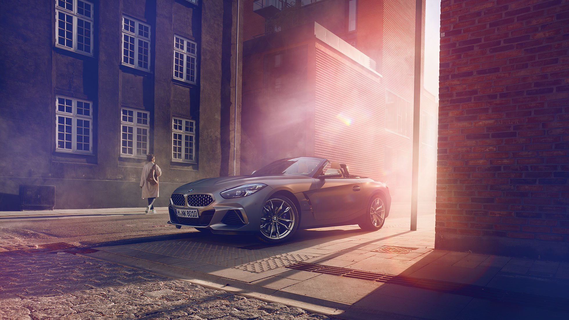 BMW Z4 Roadster på gade Grå BMW Z4 Roadster på gade foran hus