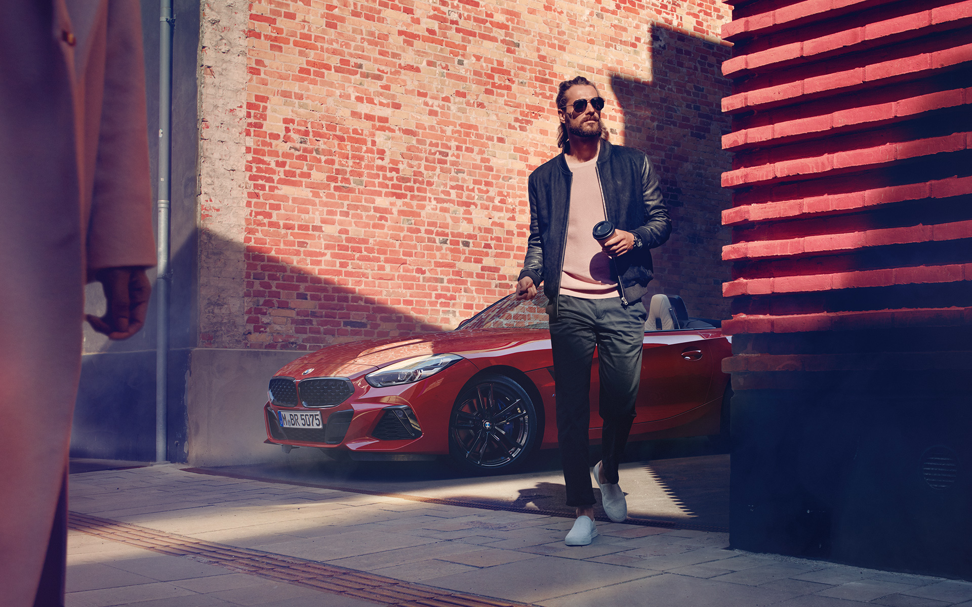Mand i sidegade foran BMW Z4 Roadster(G29)
