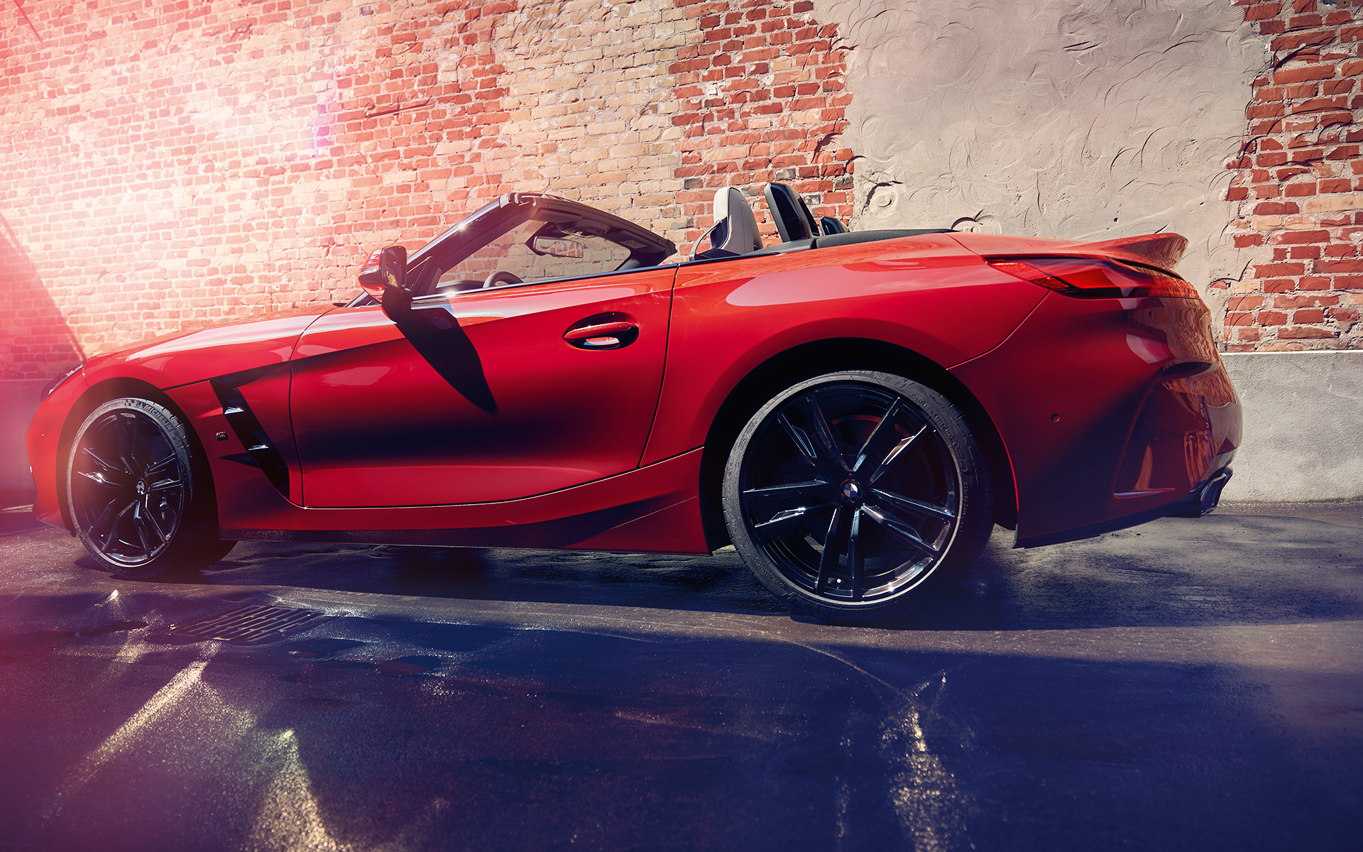 Billede af BMW Z4 Roadster (G29) set fra siden foran stenmur