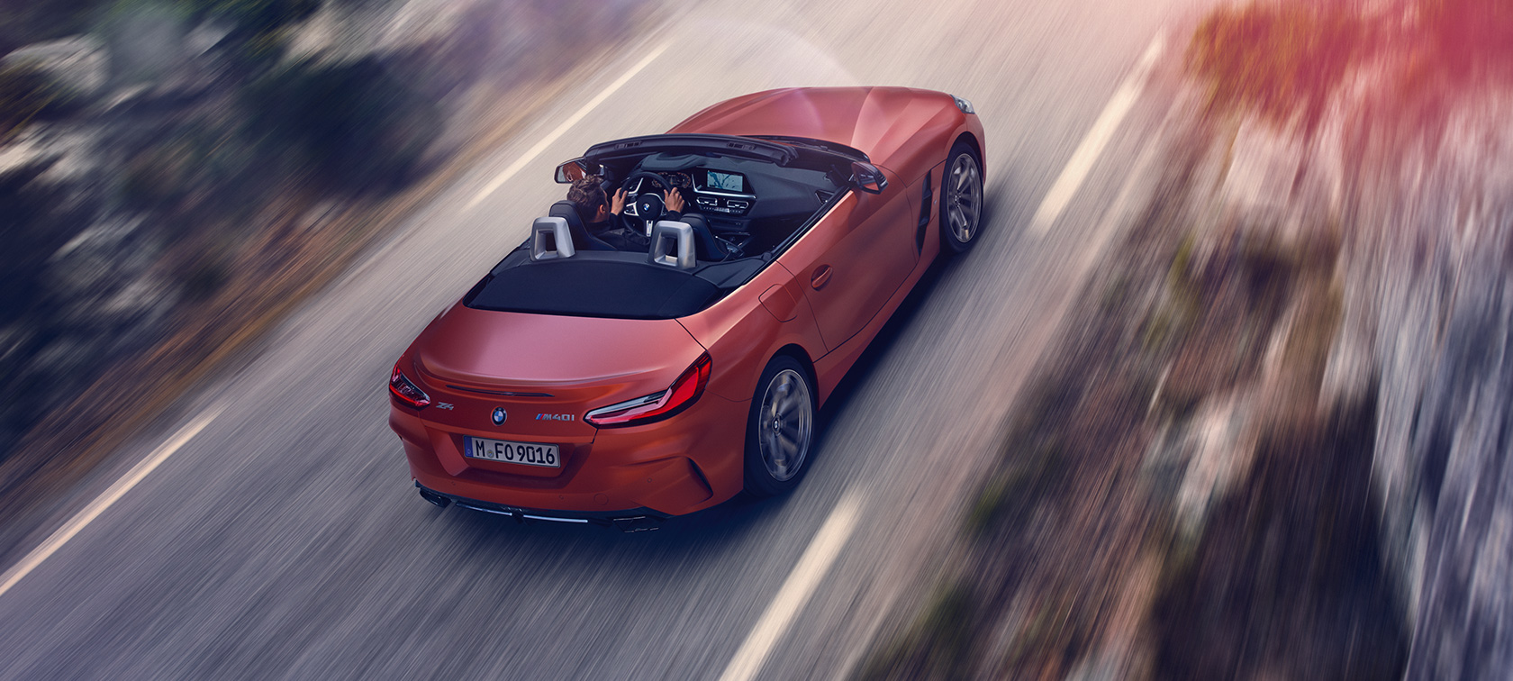 BMW Z4 Roadster (G29) set kørende bagfra let drejet i fugleperspektiv BMW Z4 Roadster (G29) set kørende bagfra let drejet i fugleperspektiv