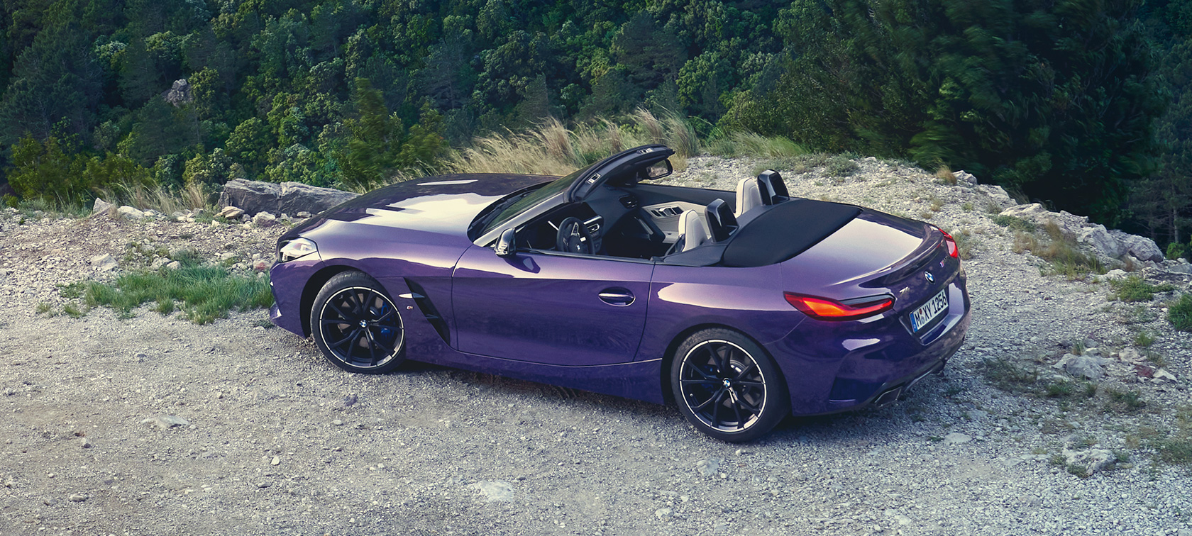 BMW Z4 G29 Thundernight udvendigt udstyr BMW Z4 Roadster (G29) set kørende bagfra let drejet i fugleperspektiv