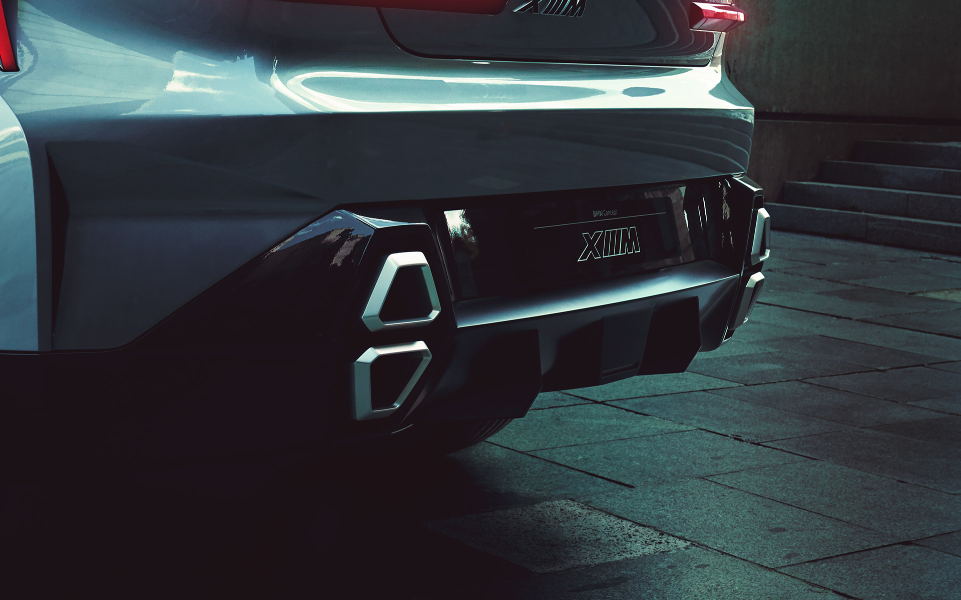 BMW Concept XM (G09) set bagfra let drejet stående nærbillede XM logo BMW Concept XM (G09) set bagfra let drejet stående nærbillede XM logo