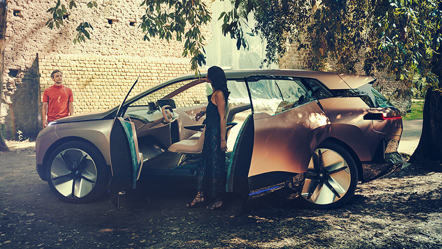BMW Vision iNEXT i profil BMW Vision iNEXT i profil, kvinde ved åben dør og mand i baggrunden