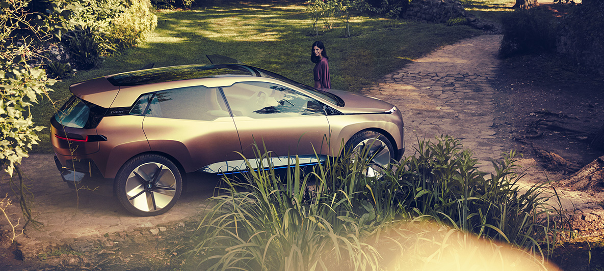 BMW Vision iNEXT set fra siden BMW Vision iNEXT set fra siden, i park før forgrening