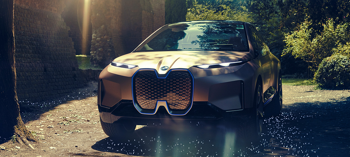BMW Vision iNEXT – set forfra BMW Vision iNEXT – set forfra, ved indkørsel til hus