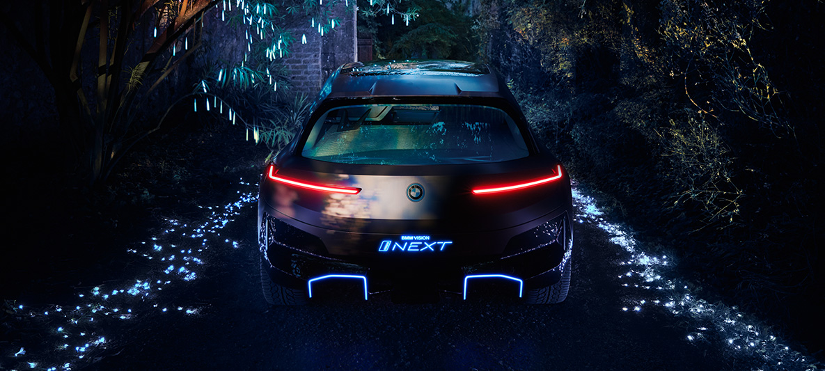 BMW Vision iNEXT – set bagfra BMW Vision iNEXT – set bagfra, med tændte røde baglygter, nat