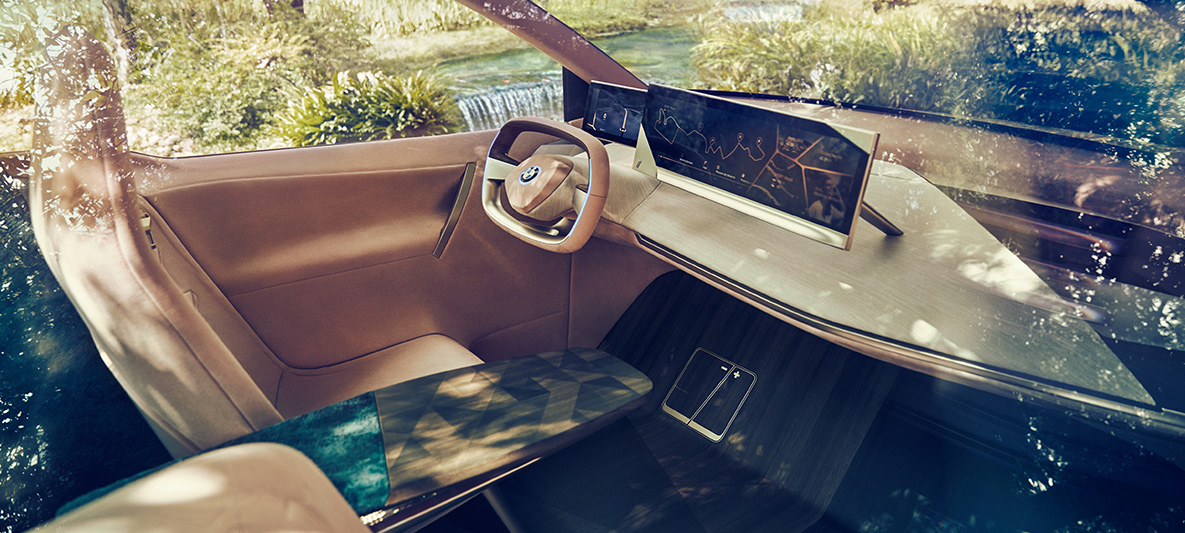 Billede inde fra kabinen af BMW Vision iNEXT Billede inde fra kabinen af BMW Vision iNEXT med førersæde og Coffee Table