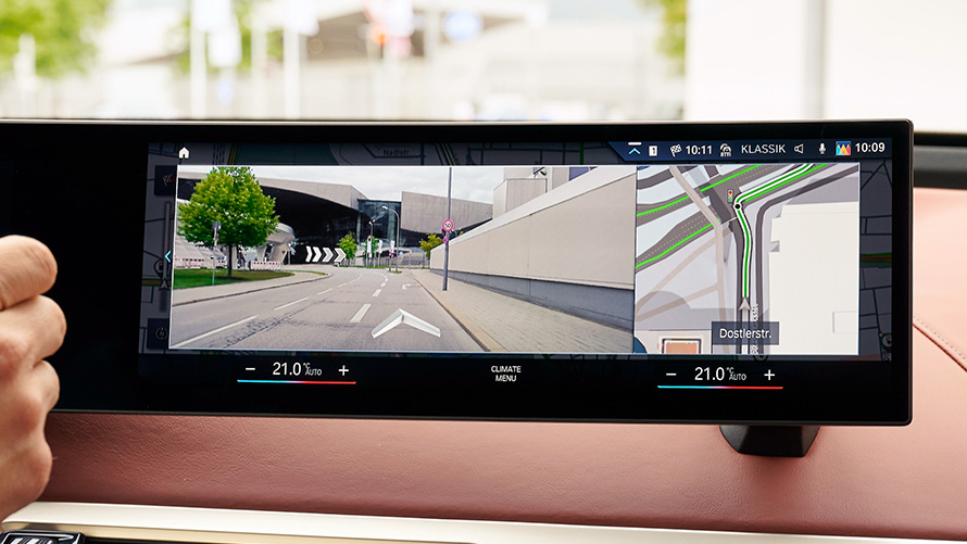 BMW Maps Connected Navigation Kvinde bruger BMW Maps på sin smartphone derhjemme BMW Maps Connected Navigation Kvinde bruger BMW Maps på sin smartphone derhjemme