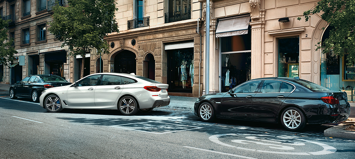 BMW Maps Connected Parking BMW Maps Connected Parking En BMW 6-serie Gran Turismo i hvid er ved at parkere