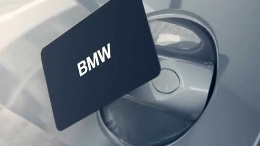BMW KeyCard En mand åbner sin BMW med BMW KeyCard som digital nøgle