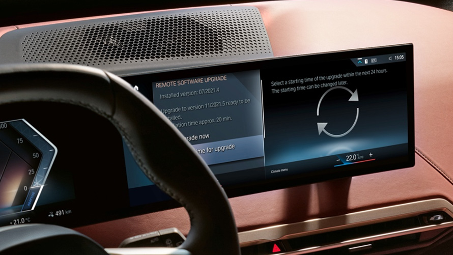 En person benytter BMW Maps under kørslen med præcise data om trafiksituationen, der opdateres hvert minut En person benytter BMW Maps under kørslen med præcise data om trafiksituationen, der opdateres hvert minut