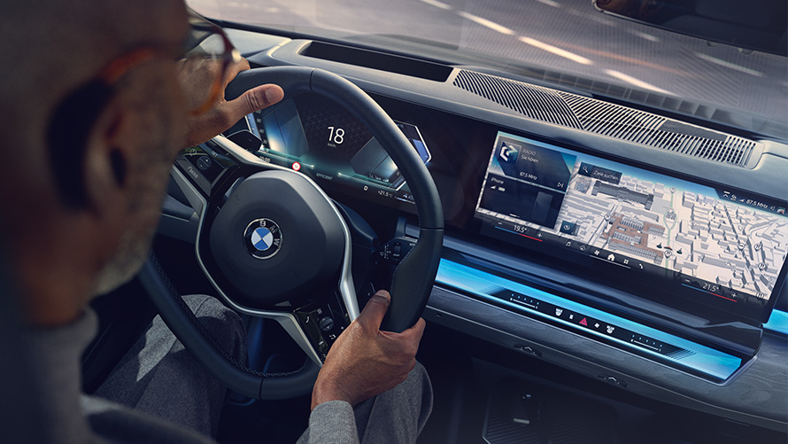 BMW indvendigt udstyr mand kigger på display med Operating System 8.5 BMW indvendigt udstyr mand kigger på BMW Maps på display med Operating System 8.5