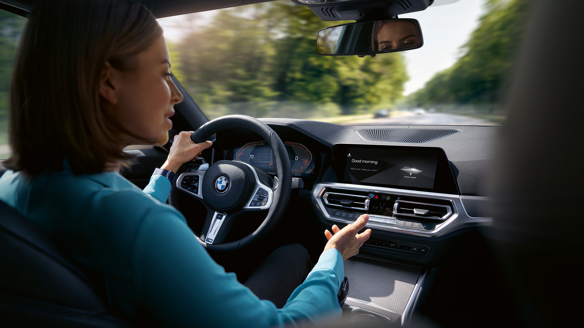 En kvinde benytter Intelligent Personal Assistant i sin BMW En kvinde benytter Intelligent Personal Assistant fra BMW ConnectedDrive i sin BMW