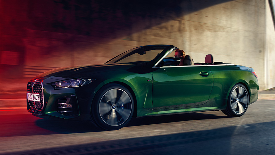 Remote Software Upgrade 21-03 BMW 4-serie Cabriolet, der kører på vejen Remote Software Upgrade 21-03 BMW 4-serie Cabriolet, der kører på vejen set tre fjerdedele fra siden