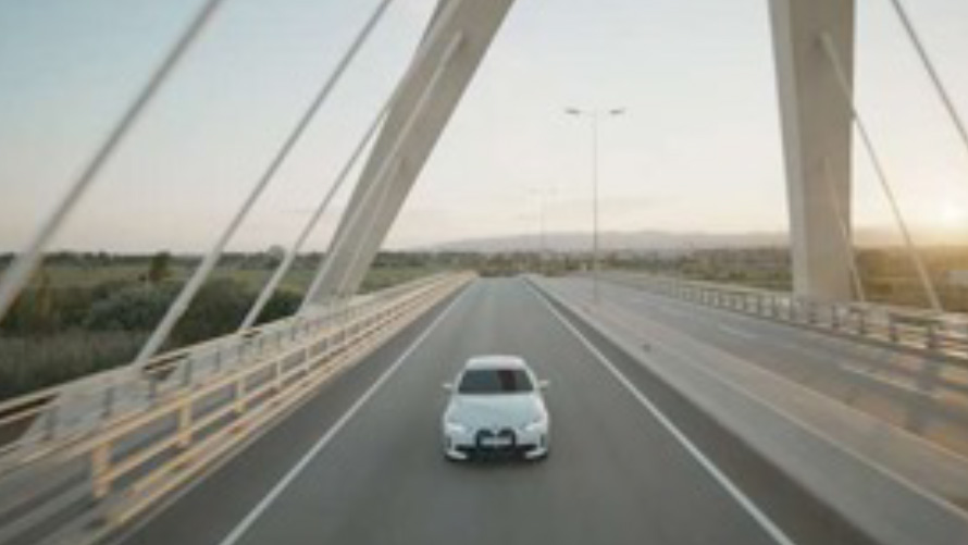 BMW IconicSounds Electric en BMW på en bro BMW IconicSounds Electric en BMW kører på en bro
