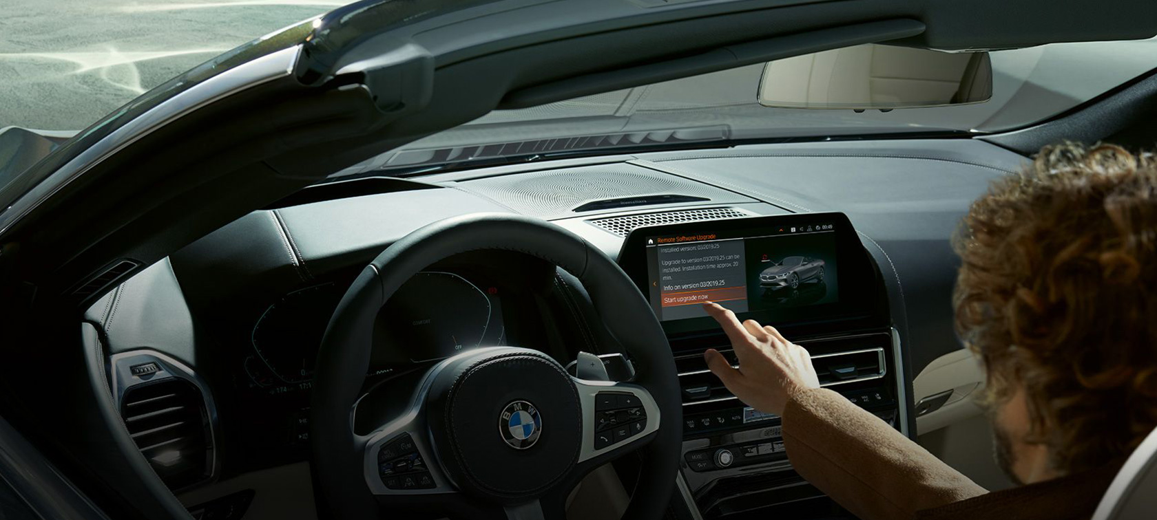 BMW Remote Software Upgrade En mand sidder i en BMW og er ved at starte BMW Remote Software Upgrade
