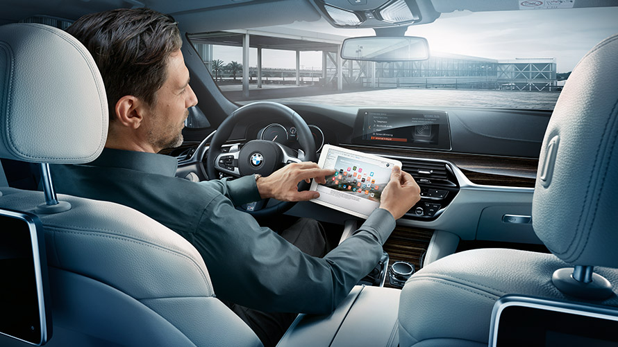 Wi-Fi-hotspot Mand bruger Wi-Fi-hotspot i BMW