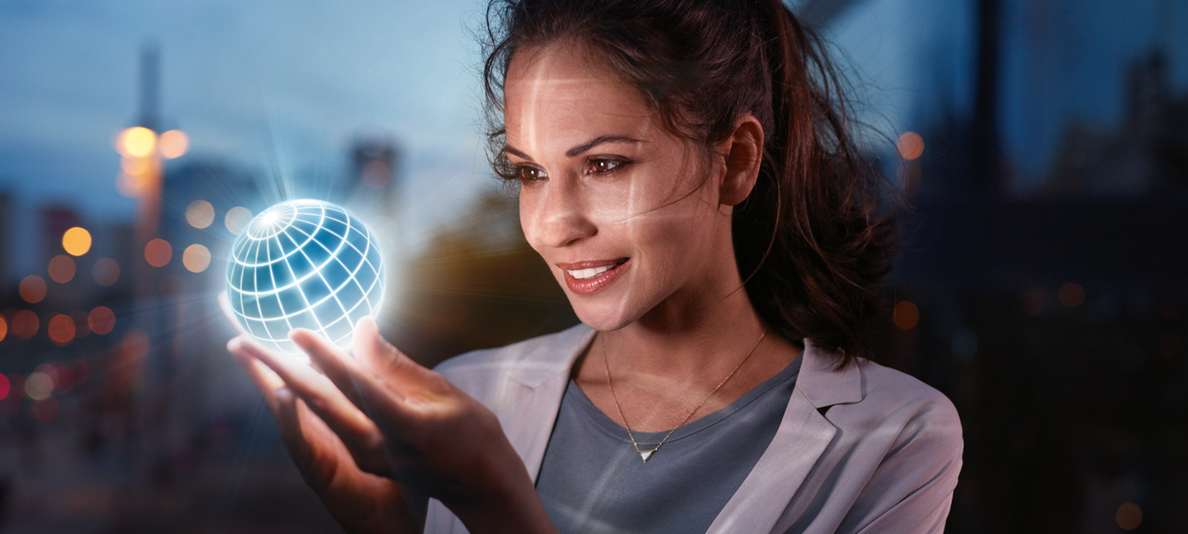 BMW ConnectedDrive Features Kvinde holder BMW ConnectedDrive-globussen i hænderne