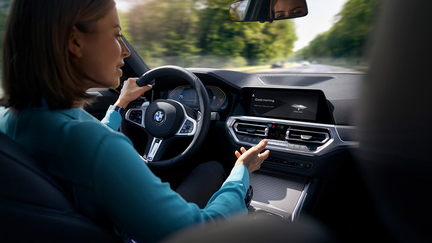 BMW Intelligent Personal Assistant, BMW Car Expert Kvinder kører i BMW og bruger Car Expert