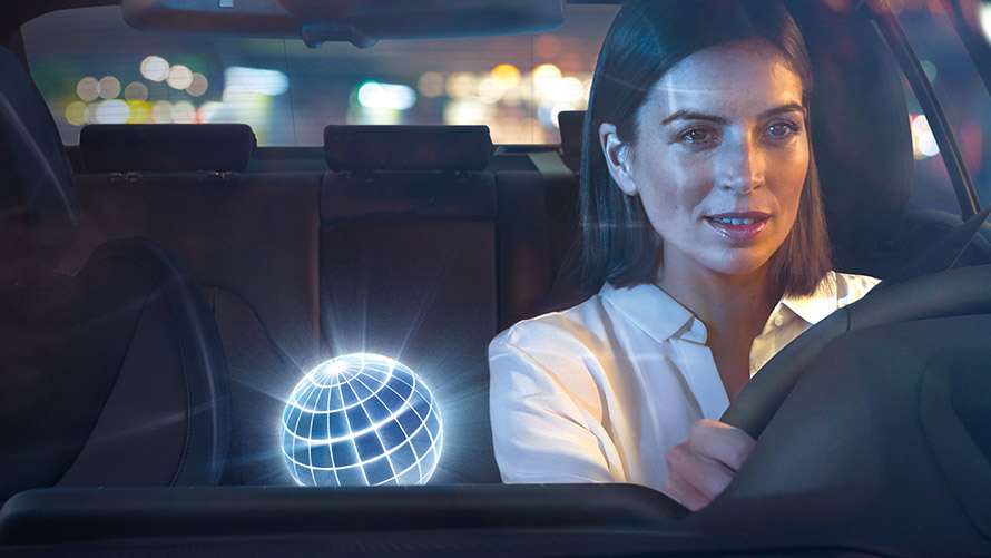BMW Intelligent Personal Assistant, Natural Interaction Kvinde kører i BMW om natten