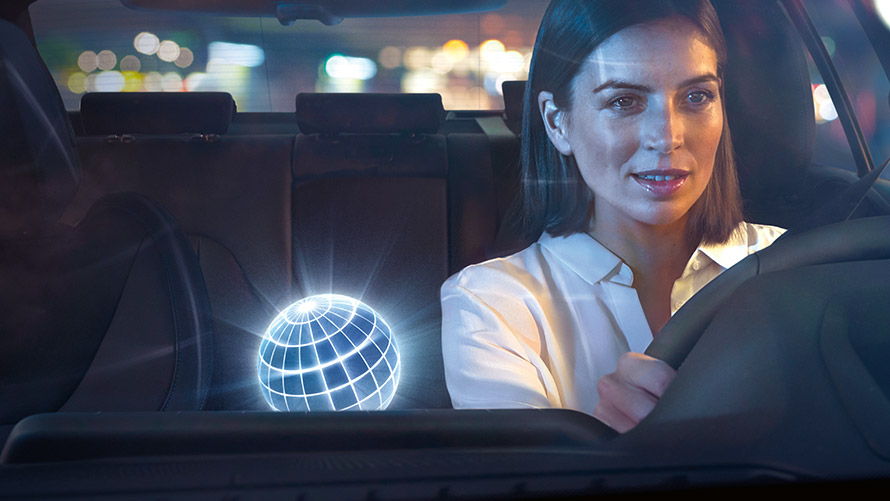 BMW Intelligent Personal Assistant Kvinde kører i BMW om natten.